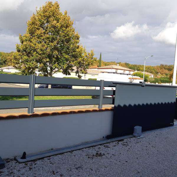 Réalisation de pose de portails en aluminium sur mesure à Muret