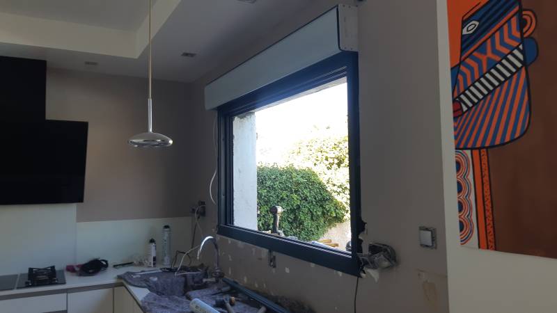 Pose de volet roulant electrique avec un coffre interieur pour de la renovation à Muret