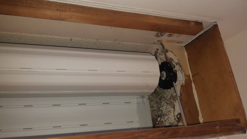 Remplacement en urgence d’un volet roulant à tringle oscillante hors service (HS) en caisson menuisé à toulouse