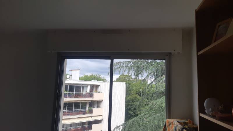 Remplacement en urgence d’un volet roulant à tringle oscillante hors service (HS) en caisson menuisé à toulouse