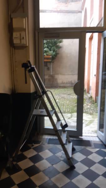 Dépannage d'une porte d'entrée d'immeuble avec digicode et ferme porte intégré