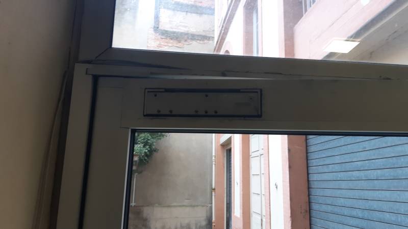 Dépannage d'une porte d'entrée d'immeuble avec digicode et ferme porte intégré