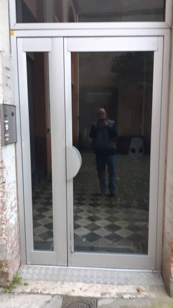 PORTE DE HALL A NOUVEAU FONCTIONNELLE