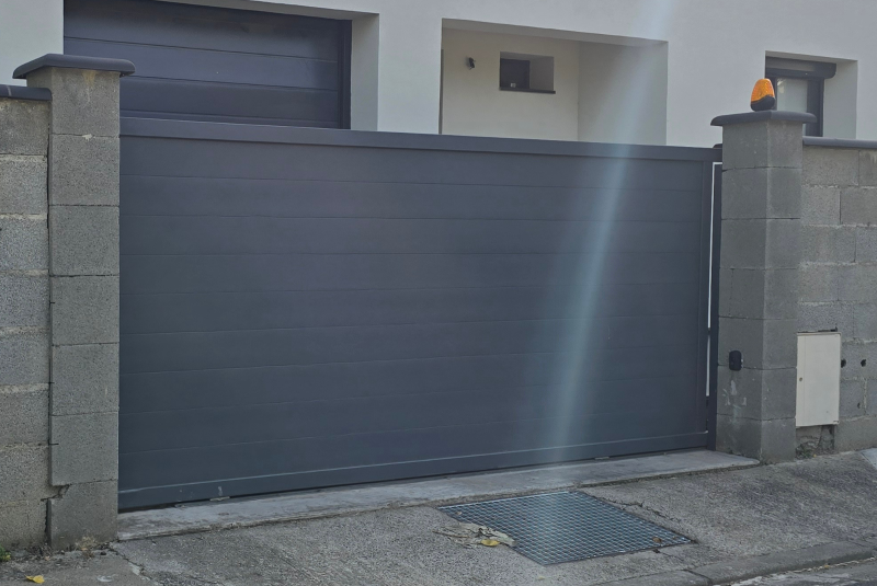 Dépannage de portail électrique à Portet sur Garonne avec vérification du système de sécurité, feux clignotants et capteurs bloqués