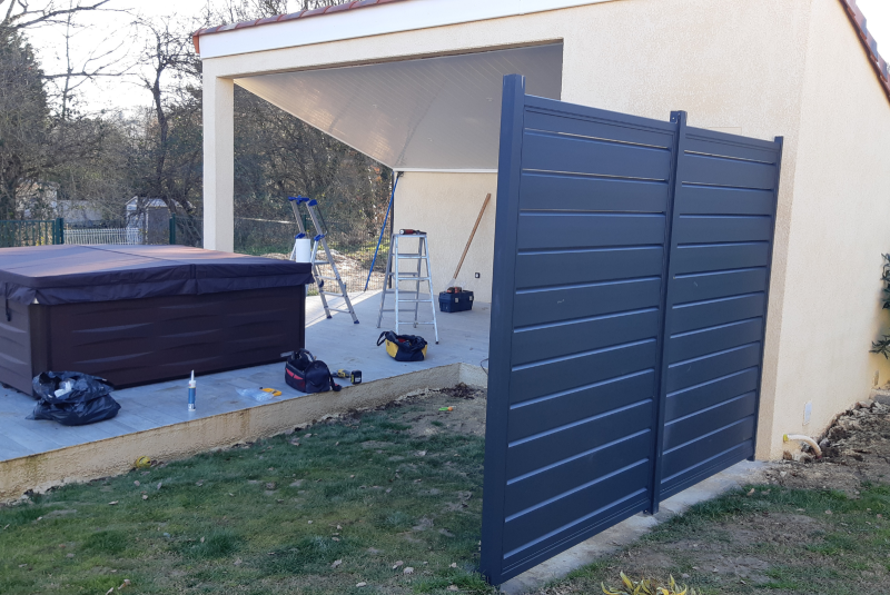 Fabrication et pose de portail fixe en aluminium sur mesure pour terrasse extérieure à Tournefeuille